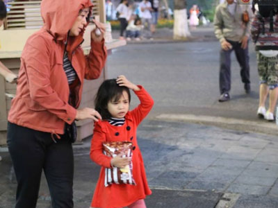 Chùm ảnh: Người Hà Nội hối hả chạy mưa chiều tối Giáng sinh