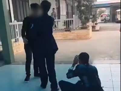 Clip: Ông bố địu con nhặt rác bị dằn mặt, bắt xin lỗi và hứa không được tiếp tục đánh con