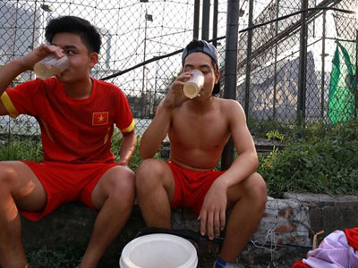 Cởi trần uống trà đá trong mùa đông tại Hà Nội