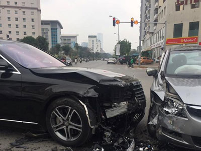 Lái xe Mercedes S400 gây tai nạn liên hoàn khi qua ngã tư