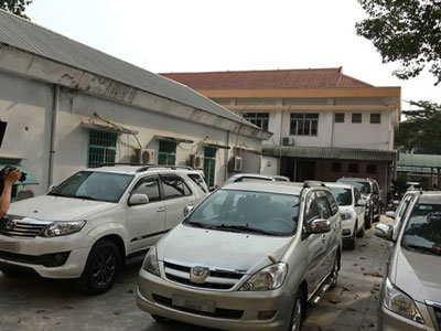 Một phụ nữ thuê hàng loạt xe hơi xịn rồi mang đi cầm