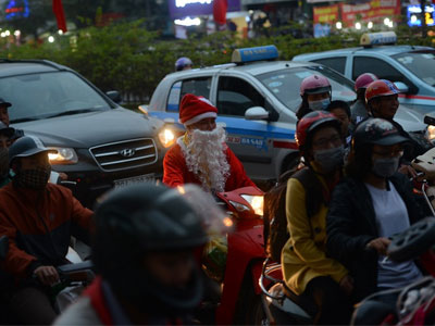 "Ông già Noel" bị kẹt cứng giữa dòng người