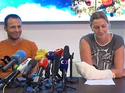 Petra Kvitova lần đầu xuất hiện sau khi bị đâm