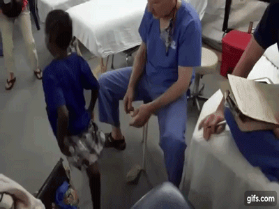 Có ít nhất 80.000 người trên Trái đất đang buộc phải đi bằng 4 chân vì căn bệnh này