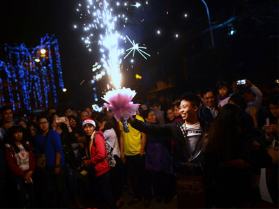Đốt pháo sáng tỏ tình lúc 0h đêm Noel