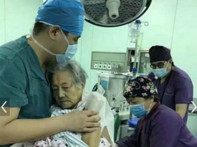 Ôm bệnh nhân 102 tuổi suốt ca phẫu thuật, bác sĩ Trung Quốc gây xúc động mạnh