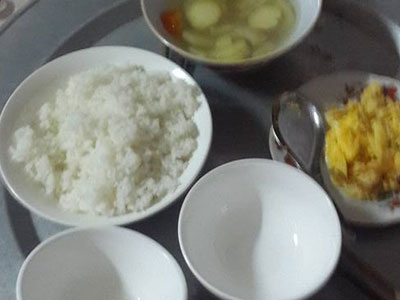 Phàn nàn mẹ chồng về bữa cơm ở cữ, nàng dâu bị mắng “con rồ”, “dốt nát”