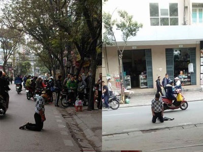 Quỳ gối trước cổng trường ĐH, chàng trai gây chú ý nhất ngày hôm nay