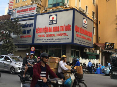 10 y bác sĩ tham gia ca mổ có 2 bệnh nhân tử vong bị đình chỉ phẫu thuật