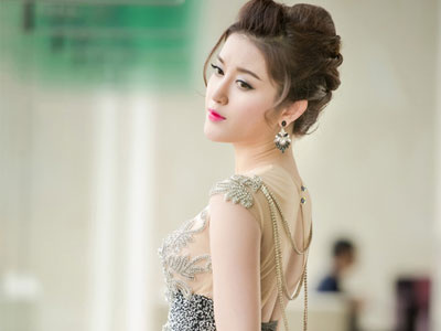 Đằng sau những hợp đồng "hái ra tiền" của Á hậu Huyền My, Chi Pu