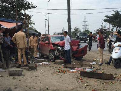 Hà Nội: Ô tô tiền tỷ nát đầu, dính chặt vào cột đèn chiếu sáng