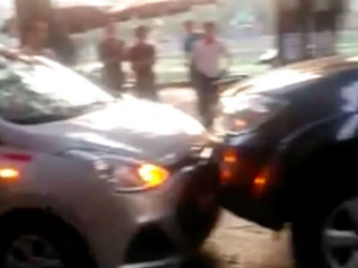 Hà Nội: Xe biển xanh đi vào đường cấm bị taxi ép lùi