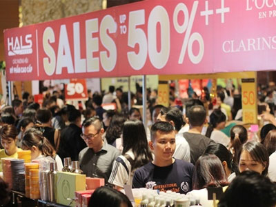 Hàng hiệu đua "siêu giảm giá" cuối năm