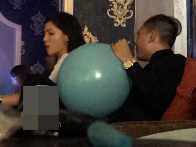 Hoa hậu Kỳ Duyên dùng bóng cười, thoải mái khoá môi bạn trai trong góc tối