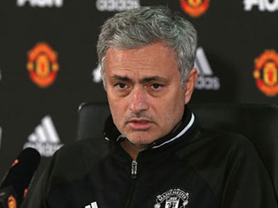 Mourinho bức xúc vì LĐBĐ Anh thiên vị Wenger