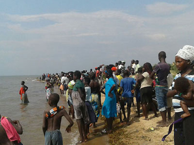 NÓNG: Thuyền chở một đội bóng chìm ở Uganda, ít nhất 30 người chết