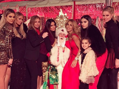 Paris Hilton bất ngờ dự tiệc của nhà Kardashian, nhưng bị vòng 1 của Kim "lấn át"