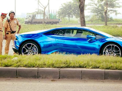 Siêu xe Huracan giá 13 tỷ bị CSGT “sờ gáy” tại Sài Gòn