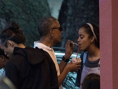 Tổng thống Obama xúc đá bào đút cho con gái lớn