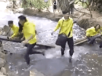 Vui đùa "tự sướng" làm gẫy cầu ở Suối Cá thần, phượt thủ hả hê khoe chiến tích