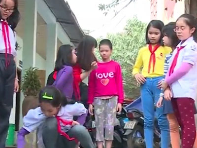 Bé gái 11 tuổi bị mẹ nhốt trong nhà lần đầu tiên được chơi với các bạn và muốn được đi học