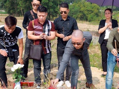 Ca sĩ Tuấn Hưng cùng bạn bè đến thăm mộ Đạt Cỏ