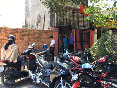 Chở con đi học về, chồng kinh hoàng phát hiện vợ chết trong tư thế treo cổ