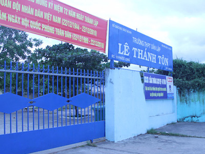 Bị sao đỏ nhắc nhở, nam sinh chặn đâm bạn ngay trước cổng trường