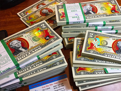 Gần nửa triệu đồng tờ 2 USD tiền con gà mừng tuổi Tết