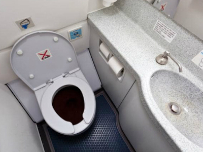 Máy bay hạ cánh đột xuất để hành khách đi toilet ở Ireland