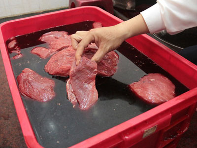 Rùng mình "công nghệ" dùng hóa chất để "biến hóa" thực phẩm đe dọa sức khỏe người dân