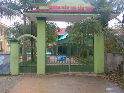 Phụ huynh đồng loạt cho con nghỉ học vì nghi trường mua thịt bẩn