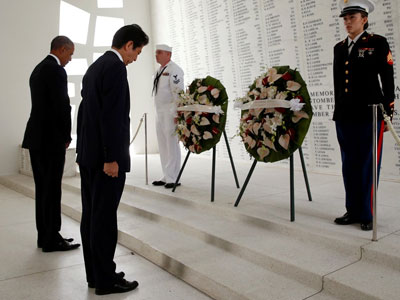 Tổng thống Obama và Thủ tướng Abe cúi đầu tại Trân Châu Cảng