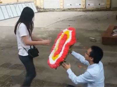 Cô gái tức giận bỏ đi khi được cầu hôn bằng vòng hoa
