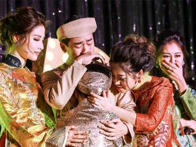 Diễn viên nhí òa khóc vì không được vào xem phim mình đóng