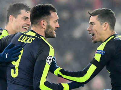 HLV Wenger hé lộ chuyện 2 học trò sửng cổ với nhau
