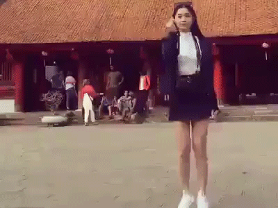 Nóng mắt với "truyền nhân Ngọc Trinh" diện váy ngắn nhảy ở chốn linh thiêng