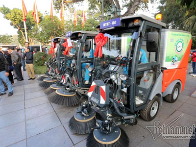 Siêu xe tiền tỷ dọn rác trên đường Hà Nội