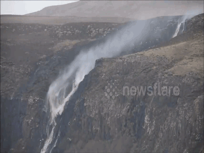 Thác nước chảy ngược lên trời do gió bão ở Scotland