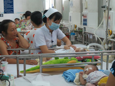Trời lạnh, bệnh não mô cầu tấn công trẻ nhỏ