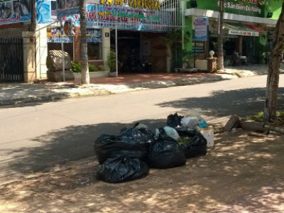 Từ 2017, chị em nào vứt rác ra đường kiểu này có thể bị phạt đến 7 triệu đồng