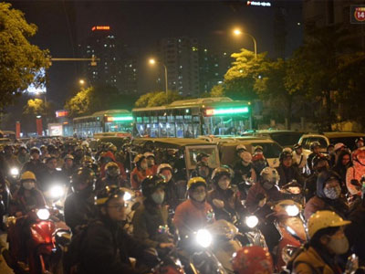 Xe buýt nhanh BRT chật vật giờ tan tầm