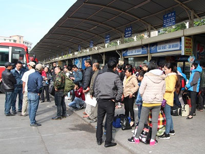 Bến xe Mỹ Đình “vỡ trận”, hàng nghìn người không tìm được đường về quê dịp Tết dương lịch