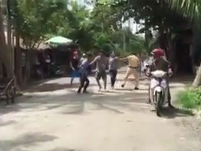 Bị bắt vi phạm giao thông, thanh niên rủ bạn đánh cảnh sát