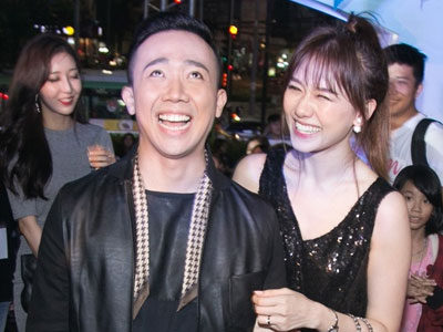 Hari Won tình cảm khoác tay Trấn Thành dự ra mắt phim