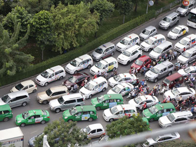 Kẹt xe nghiêm trọng các ngả đường vào sân bay Tân Sơn Nhất ngày cuối năm