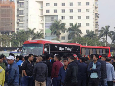 Nhà xe đình công, chuyển toàn bộ khách bị "bỏ rơi" ở bến Mỹ Đình sang Giáp Bát bằng xe buýt miễn phí