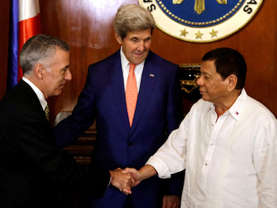 Tổng thống Philippines cáo buộc các đại sứ Mỹ là "gián điệp"