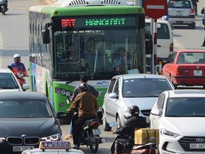 Xe buýt nhanh ngày đầu thử nghiệm: Chạy êm, bị lấn làn