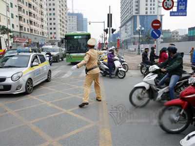 CSGT tất tả phân làn cho buýt nhanh ngày cuối năm